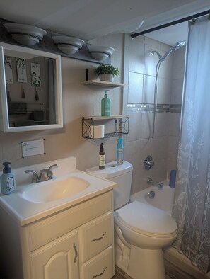 Haartrockner, Handtücher, Seife, Shampoo