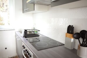 Fridge, oven, stovetop, electric kettle