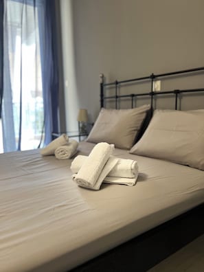 2 slaapkamers, een bureau, een strijkplank/strijkijzer, gratis wifi