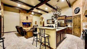 Geladeira, micro-ondas, fogão, cooktop