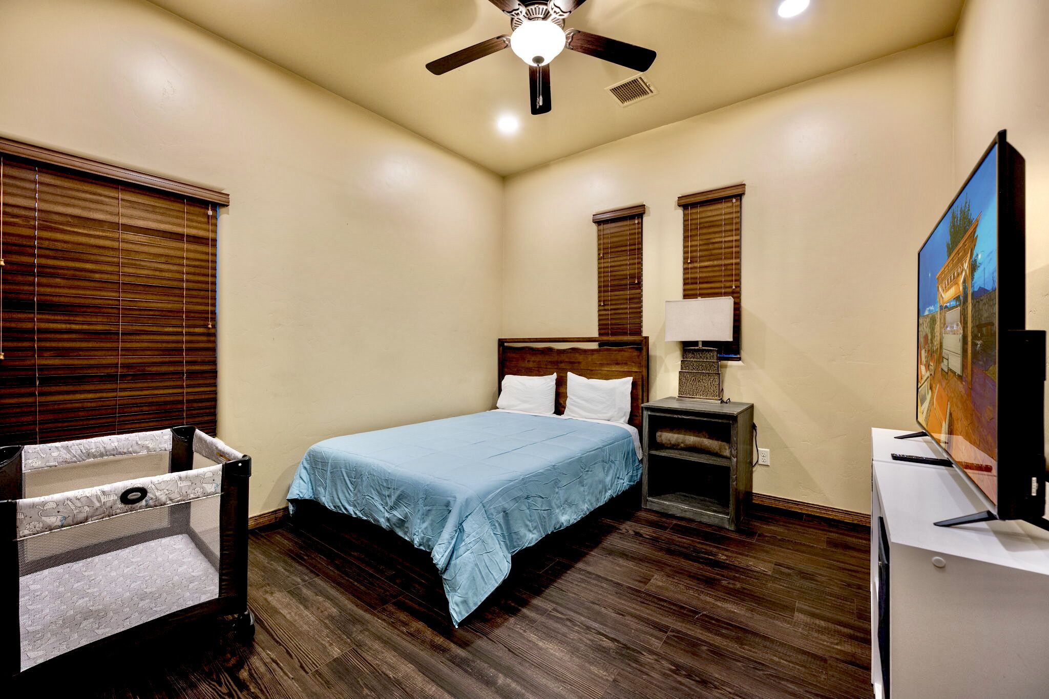 3 quartos, escrivaninha, berço de viagem, Wi-Fi de cortesia