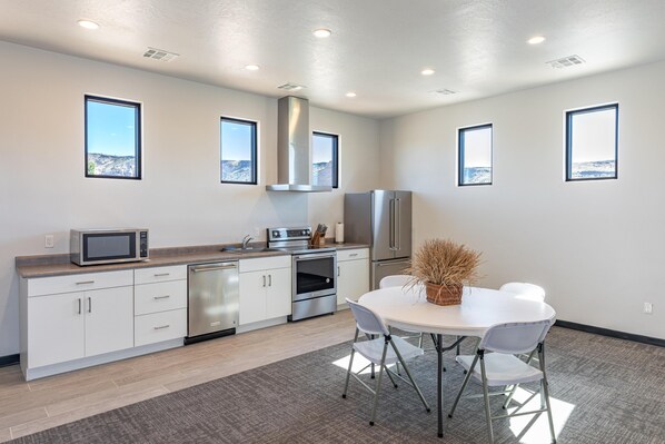 House, Multiple Beds (Desert Retreat) | Private kitchen