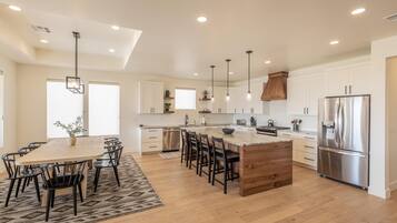 House, Multiple Beds (Desert Retreat) | Private kitchen