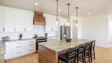 House, Multiple Beds (Desert Retreat) | Private kitchen