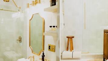 SĂšche-cheveux, serviettes fournies