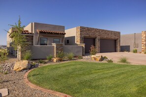 House, Multiple Beds (Around The World At The Ledges) | Exterior