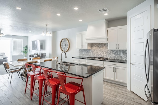 House, Multiple Beds (Pool ParTee Paradise) | Private kitchen