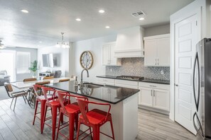 Maison, plusieurs lits (Pool ParTee Paradise) | Cuisine privée