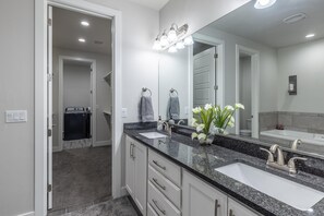 House, Multiple Beds (Pool ParTee Paradise) | Bathroom