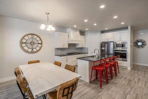 House, Multiple Beds (Pool ParTee Paradise) | Dining