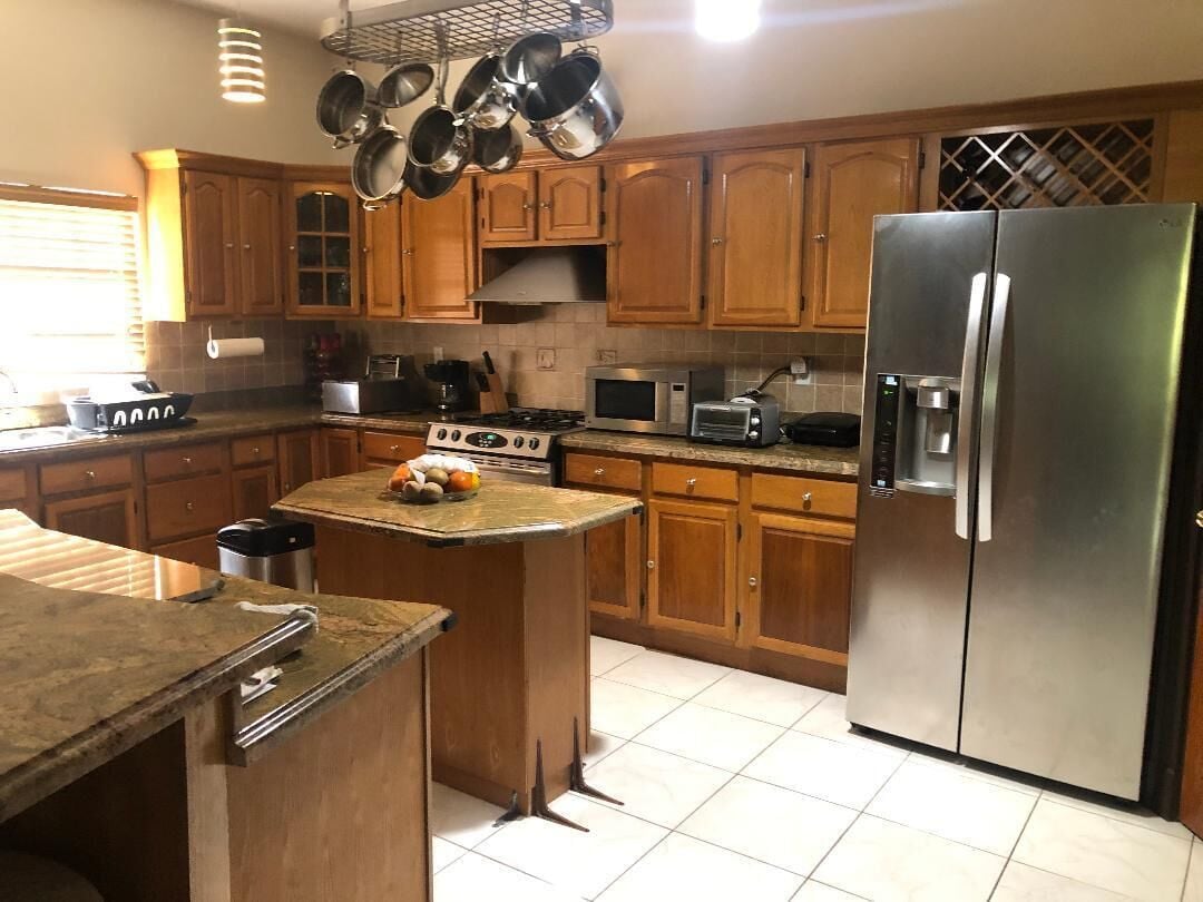 Kjøleskap, mikrobølgeovn, kokeplater og kaffetrakter/tekoker