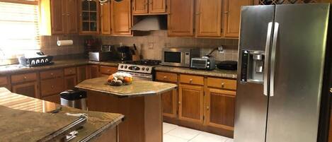 Kjøleskap, mikrobølgeovn, kokeplater og kaffetrakter/tekoker