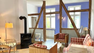 Televisión, chimenea, tenis de mesa y libros