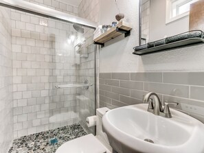 Dusche, Haartrockner, Handtücher, Seife