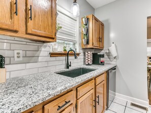 Private kitchen - Downtown Sunny Craftsman (Tulsa)