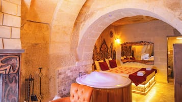 Luxury Suite | Premium bedding, in-room safe, individually decorated