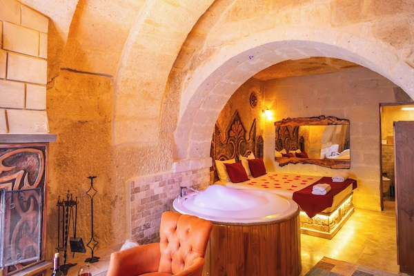 Luxury Suite | Premium bedding, in-room safe, soundproofing