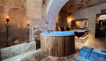 Ropa de cama de alta calidad y caja de seguridad en la habitación 