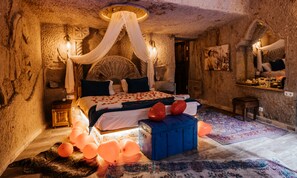 Suite junior | Ropa de cama de alta calidad, caja fuerte, decoración individual