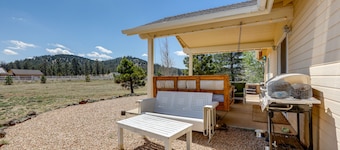 Flagstaff Home w/ Hot Tub & Mountain Views
