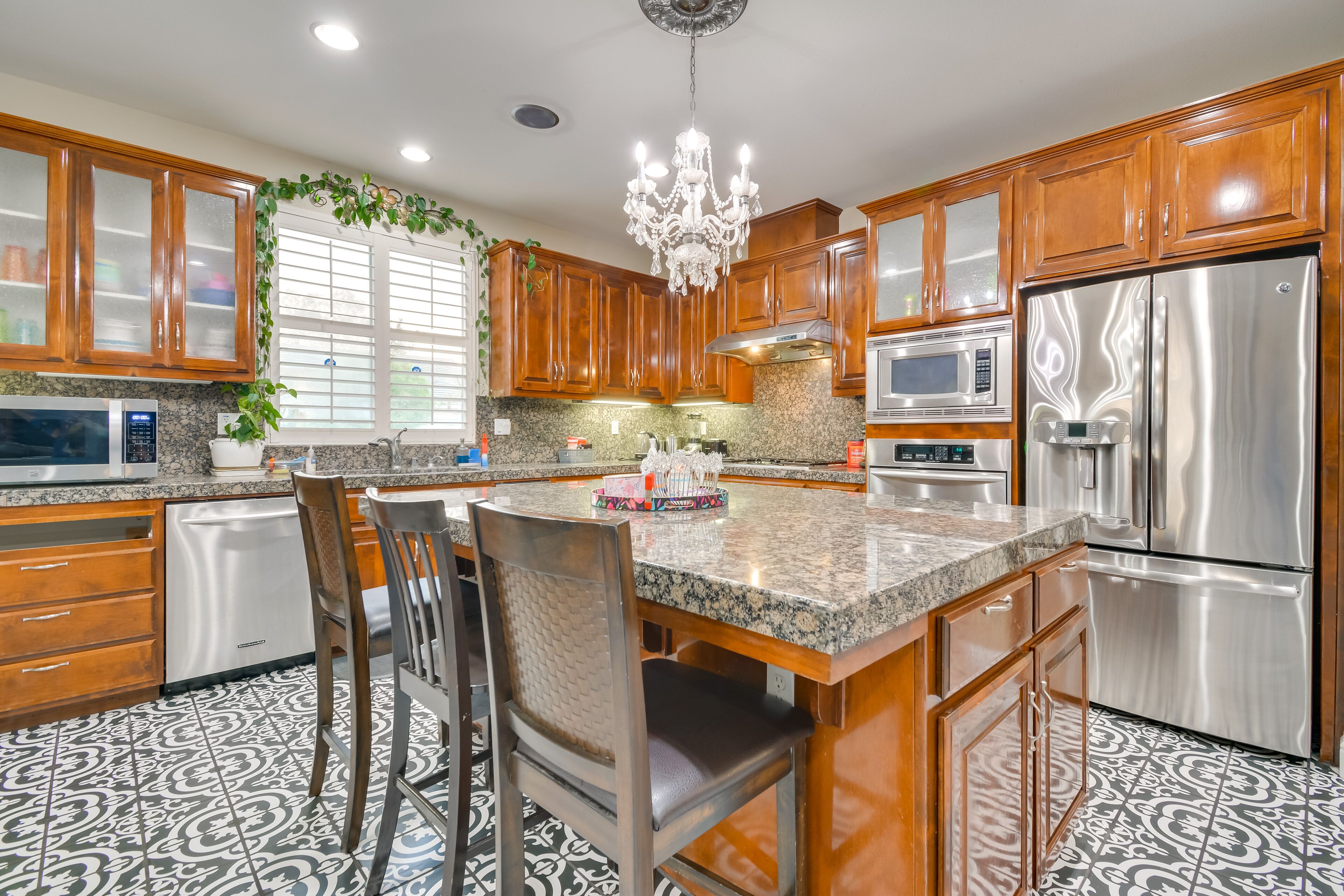 Luxe Atwater Home w/ Patio: 10 Mi to Yosemite Lake