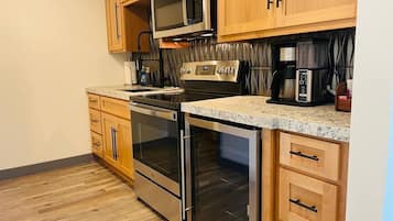 Coffee/tea maker, fridge, microwave, oven
