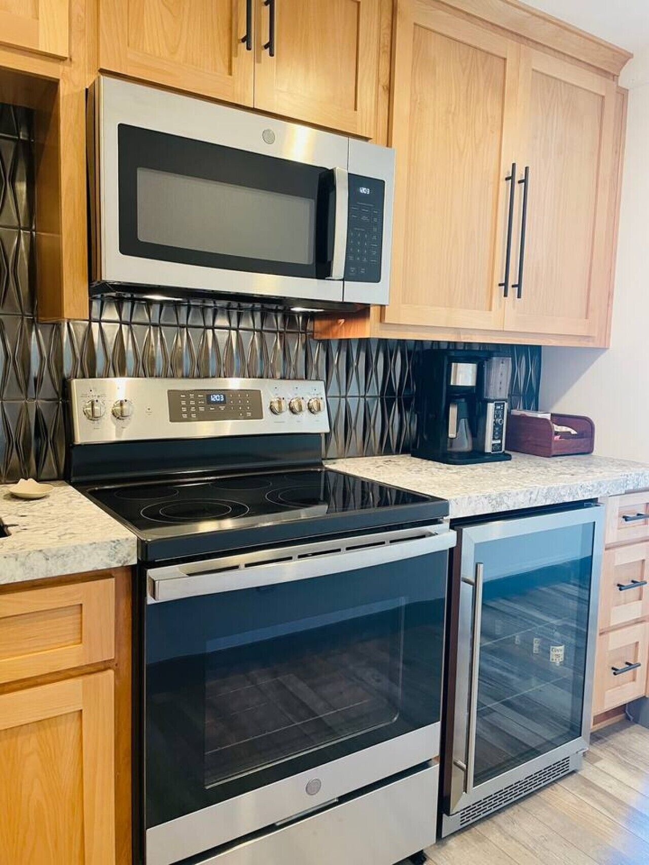 Coffee/tea maker, fridge, microwave, oven