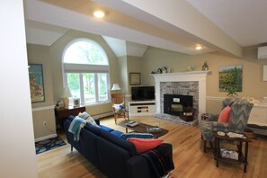 Smart TV, books - 7 Yachtsman Circle - Mashpee Escape, short drive to beach and Commons (Mashpee)