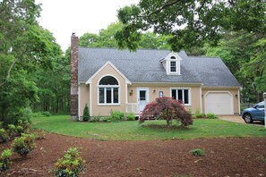 Exterior - 7 Yachtsman Circle - Mashpee Escape, short drive to beach and Commons (Mashpee)