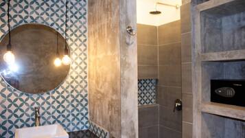 1 bedroom, premium bedding, down comforters, desk