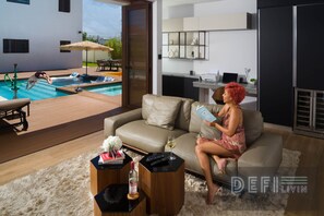 Vila Khas, hot tub, pemandangan samudra | Area keluarga | Smart TV 55-inci dengan saluran TV kabel, TV, dan perapian