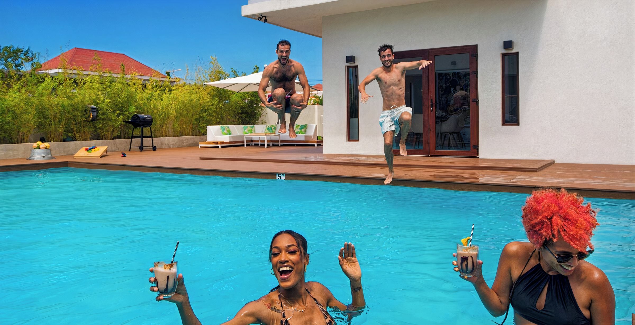 Una piscina con gente disfrutando, un área de barbacoa y una casa moderna al fondo.