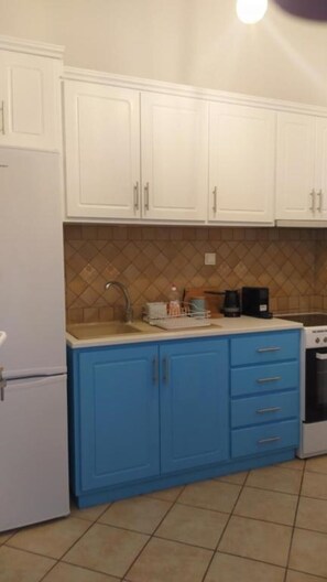 Fridge, oven, stovetop, coffee/tea maker