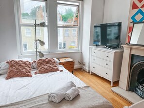 3 bedrooms, desk, iron/ironing board, WiFi - 3BR Flat Fully Equipped, Garden Office & Close to Wimbledon (London)