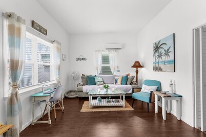 Cool & breezy dog-friendly beautiful bungalow!