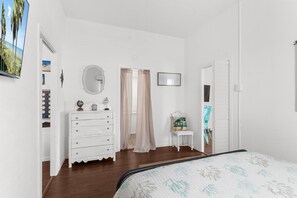 2 habitaciones, tabla de planchar con plancha y cuna de viaje 