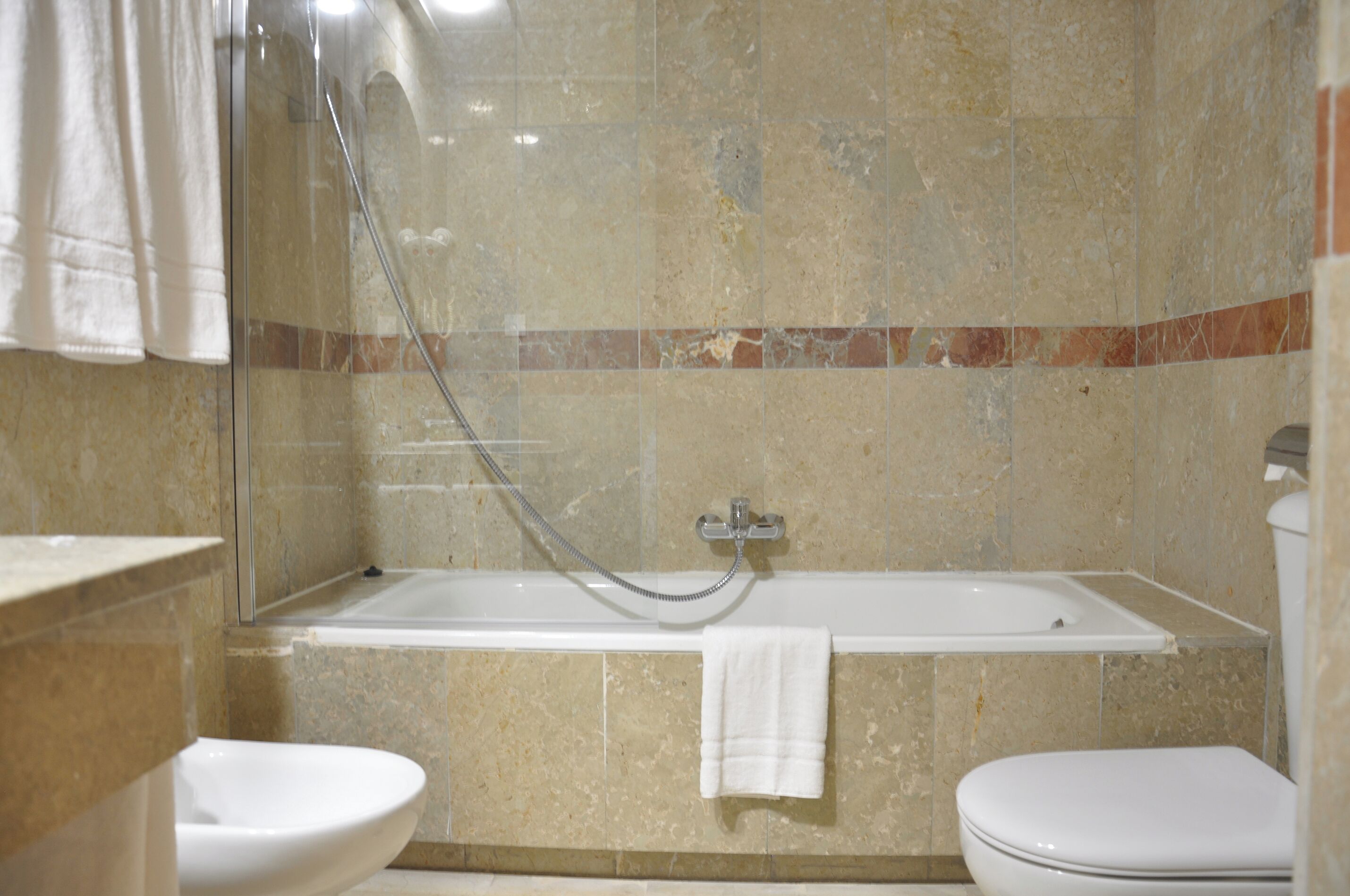 Superior tweepersoonskamer, 1 kingsize bed | Badkamer | Een bad, gratis toiletartikelen, een haardroger, handdoeken