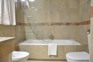 Habitación doble superior, 1 cama de matrimonio grande | Baño | Bañera, artículos de higiene personal gratuitos y secador de pelo