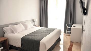 Superior tweepersoonskamer, 1 kingsize bed | Donsdekens, Tempur Pedic-bedden, een bureau, een laptopwerkplek