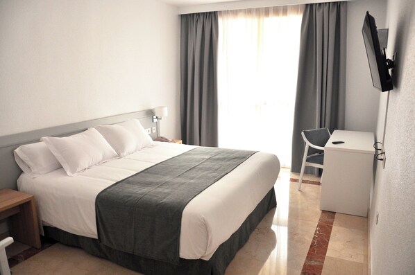 Superior tweepersoonskamer, 1 kingsize bed | Donsdekens, Tempur Pedic-bedden, een bureau, een laptopwerkplek