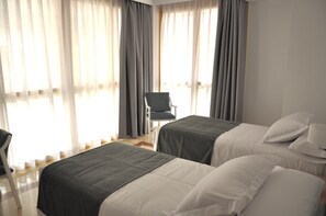 Habitación estándar con 2 camas individuales | Edredón, camas Tempur-Pedic y escritorio 