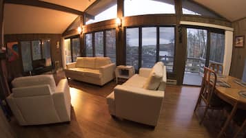 Una Smart TV, una chimenea