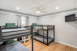 4 Schlafzimmer, Schreibtisch, Bügeleisen/Bügelbrett, Reisekinderbett