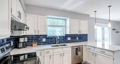 Sleeps 12, Ranch Style Home ~ Kings Island, Great Wolf, Tennis, Golf, and More!