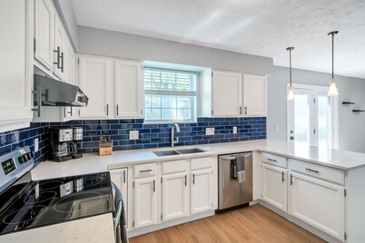 Sleeps 12, Ranch Style Home ~ Kings Island, Great Wolf, Tennis, Golf, and More!