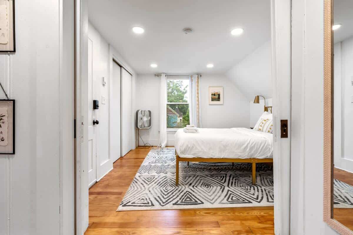 Fer et planche à repasser, lit parapluie, Wi-Fi, draps fournis