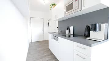 Frigorífico, microondas, placa de cocina y lavavajillas