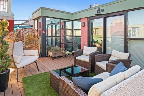 Downtown Penthouse Loft with Roof Patio and free parking