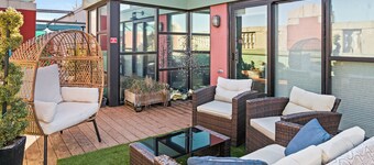Downtown Penthouse Loft with Roof Patio and free parking