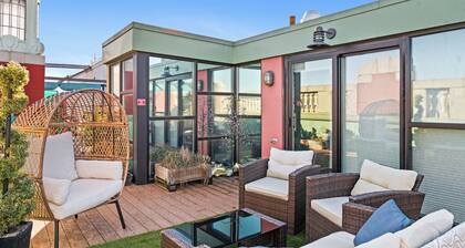 Downtown Penthouse Loft with Roof Patio and free parking
